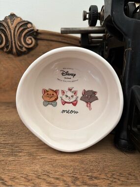 Disney Aristocats Ceramic Pet Bowl - White with Multicolor Cat Faces Rae Dunn